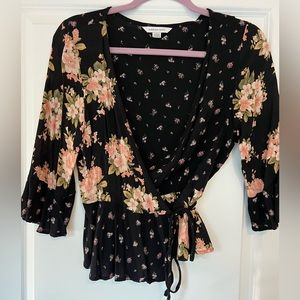 American Eagle cropped 3/4 sleeve flowered crossover top Size M